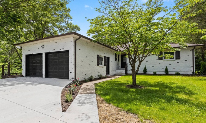Columbia Casa | 3bd 2ba Private Oasis with a hot tub!