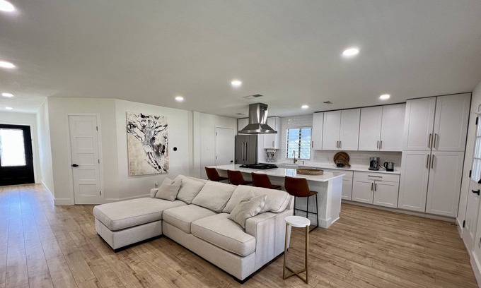 East Oak Hill Casa | 3BD\2BTH Home - 7PPL - 9MI to DT - EV Charger