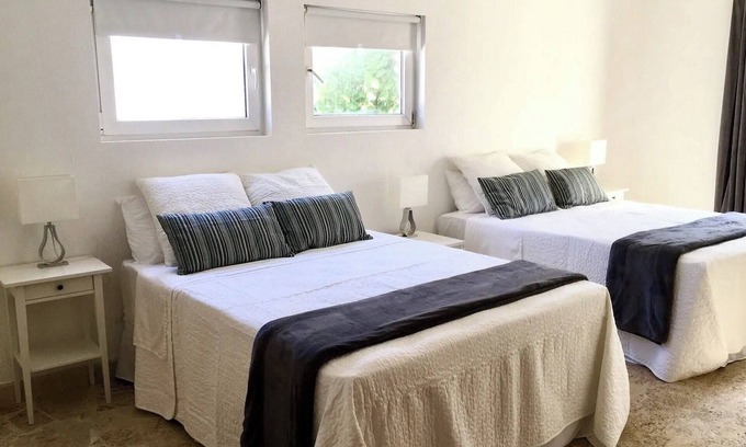 ProCab Apartamento | 3BD/3BA beachfront condo with sea views, near shops/bars