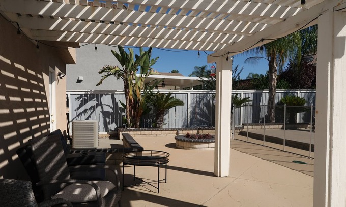 Corona Casa | 3BD Home mountain views + Huge pool/backyard