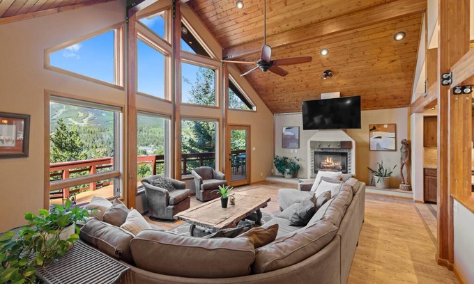Forest Hills Casa | 3BD Stunning Views, Hot Tub, Dog-Friendly