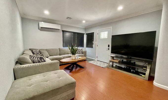 San Diego Casa | 3bd with TV and AC, 2 air mattress, 2ba, 15-20 minute to everything in San Diego