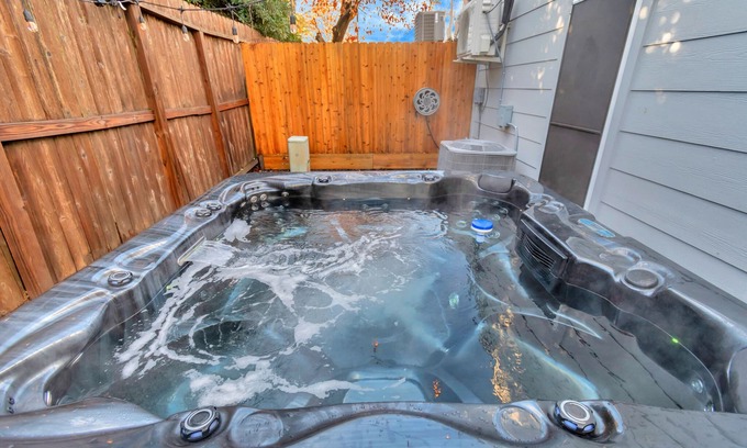 Clodine Casa | 3BDR / 2B / JACUZZI / AIRHOCKEY AccessibleGem Sleep13 ChinaTown , 20mins DT