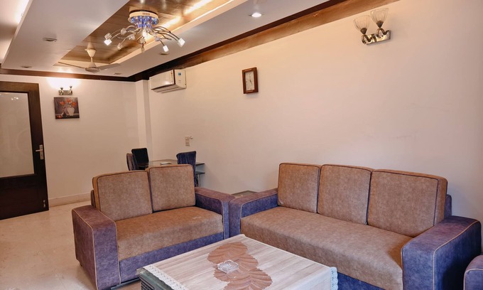 Greater Kailash Apartamento | 3BHK Apartment in Greater Kailash-1, M Block Market by HostMyStay