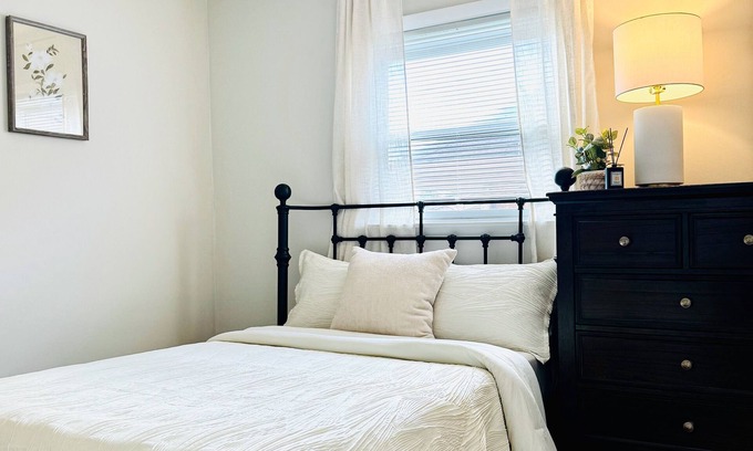 Forest Park Apartamento | 3BR/1ba apt; fully furnished and equipped; in Forest Park