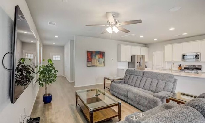 Travis County Casa | 3BR+2.5 BTH Oasis + Pool: F1 & 10M DT & Airport