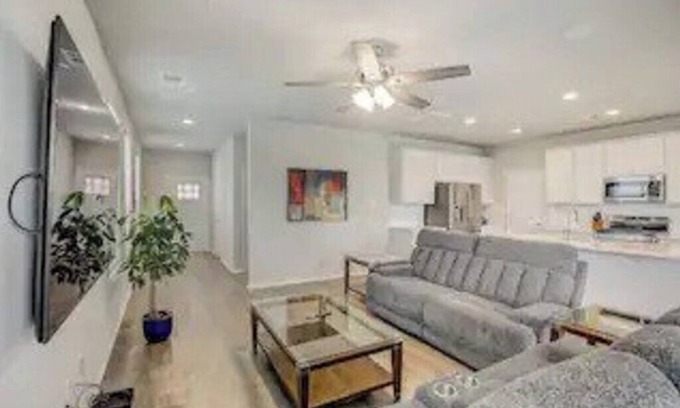 Travis County Casa | 3BR+2.5 BTH Oasis + Pool: F1 & 10M DT & Airport