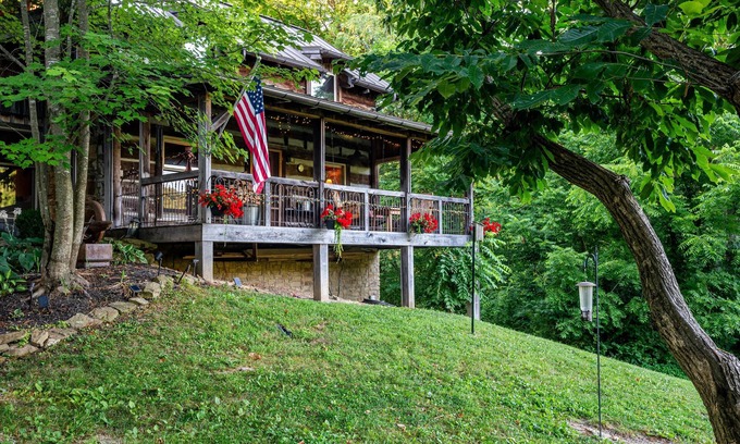 Nashville Cabina | 3BR, 2.5BA Log Cabin