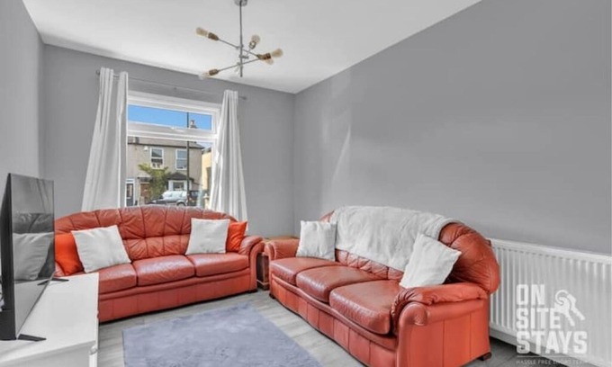 Offham Casa | 3BR, 2 bath, driveway, garden