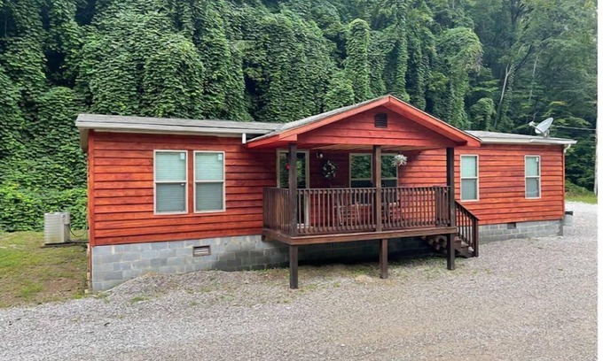 Lejunior Cabina | 3BR, 2 Bath house with full kitchen, living room, and hot tub.