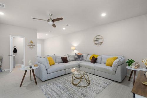 Conroe Apartamento | 3BR 2 & half Bath Townhouse Modern Spacious Retreat Near Lake Conroe!