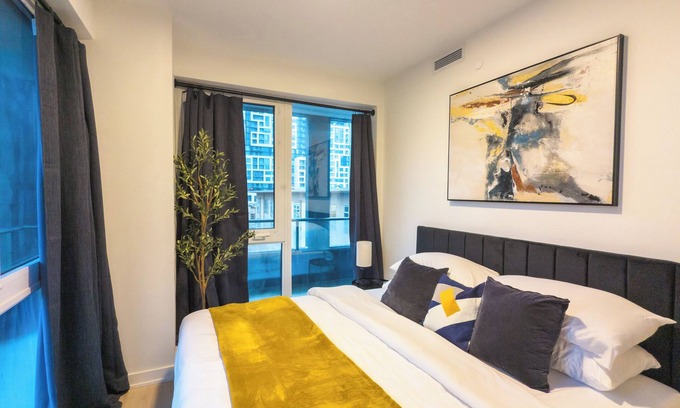 Niagara Condominio | 3Br/2B KING BED Herman Miller + Sit Stand WFH Downtown King West Stackt Market