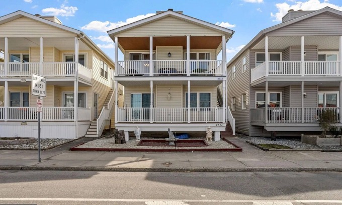 South End Condominio | 3BR/2BA 2nd Floor Beach House - 2 Blocks from the Beach!