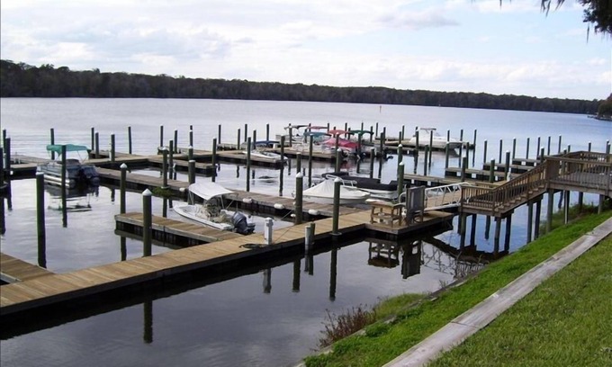 Welaka Condominio | 3BR / 2BA Condo en el St Johns River-Welaka Resort Living