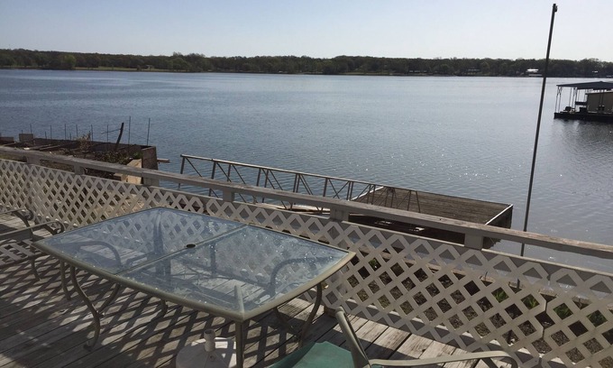 Grove Cabaña | Propiedad de 3BR / 2BA frente al lago en alquiler con estaciones de carga de muelles, casas rodantes y botes de Lake