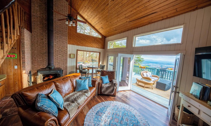 Menlo Cabina | 3BR, 2BA, stunning mtn view, jacuzzi, dry sauna, fire pit, wood burning stove