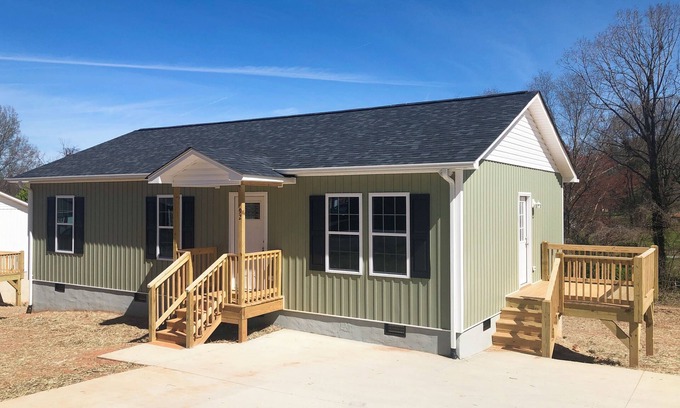 Long View Casa | 3BR/2BA Stylish & Comfortablen3 Queen Beds