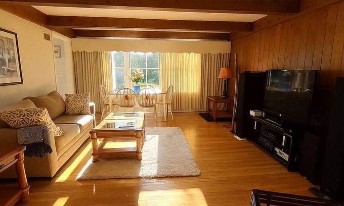 Wauwatosa Casa | 3BR 2BA Updated Home by Hospitals, MCH Dogs ok Short Long Term in Wooded Setting
