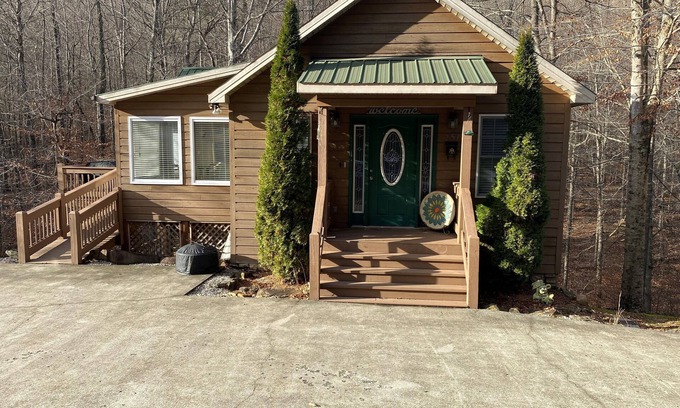 Sloans Valley Cabina | 3BR 3BA Cabin, with hot tub, 3 Pools, Boat Ramp with Dock 1 mile away.