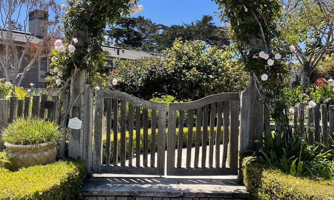 Carmel Point Casa | 3BR-2. 5BA con Encanto, Inmaculada, Carmel Privada Inicio