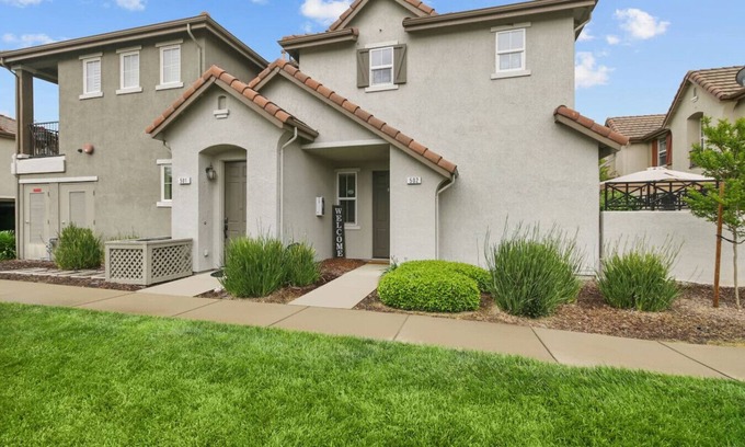 Folsom Apartamento | Modern 3BR/3BA Folsom Retreat