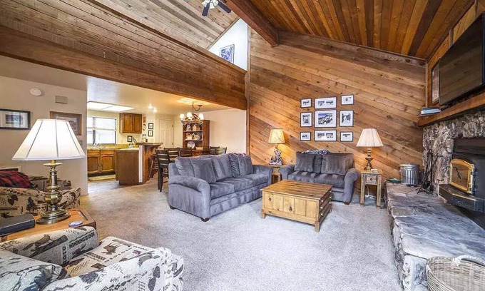 Mammoth Lakes Casa | 3BR 4-Bath +Loft Spacious Rustic Retreat Log Cabin