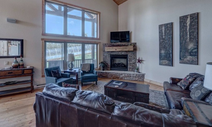 Lead Chalet De Esquí | 3BR Blackmoon Chalet at Terry Peak w/Hot Tub!