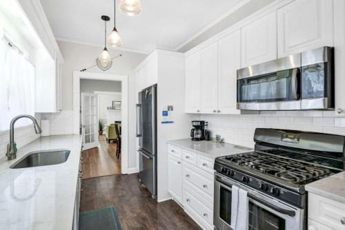 Earlewood Casa | 3BR Brick Haven - Mins to USC