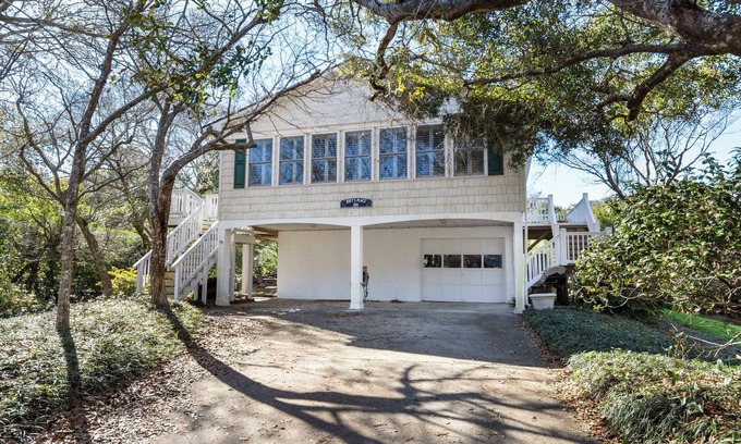 Emerald Isle Casa | 3BR Cottage Nestled in Live Oaks – Private Retreat w/Oceanfront Parking