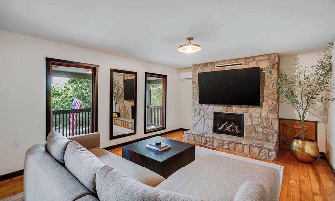 Elkton Cabina | 3BR Cozy Cabin with Mountain Views & Fireplace