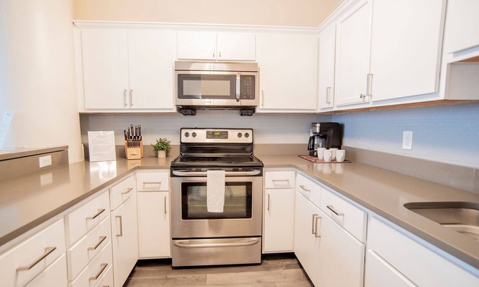 Mile Square Apartamento | 3BR CozySuites at The Block