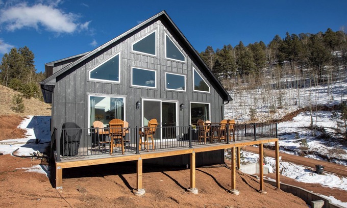 Rainbow Valley Cabina | 3BR Divide Cabin: Starlink, Mtn Views, Hiking Access! Family Friendly - Sleeps 8