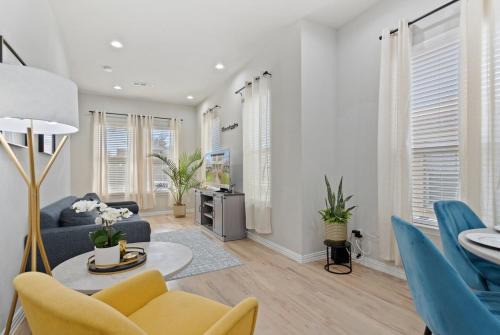 Oak Cliff Casa | 3BR Duplex - Walk to Bishop Arts - Fenced Yard