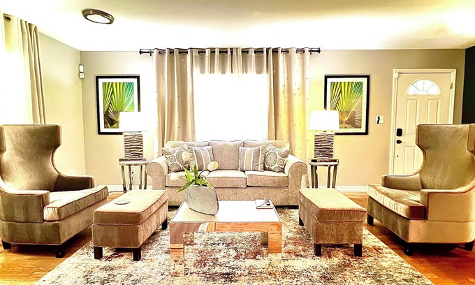 Atlanta Casa | Gorgeous Home, 15 Minutes to Mercedes Benz, Six Flags, and Downtown!