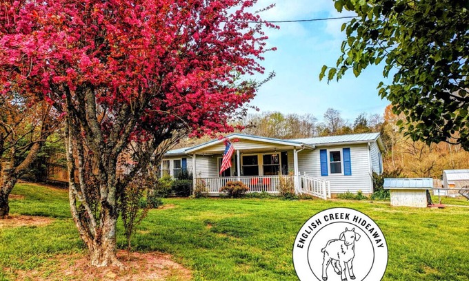 Newport Casa | 3BR Family Getaway on Goat Farm w 100 yr Old Barn