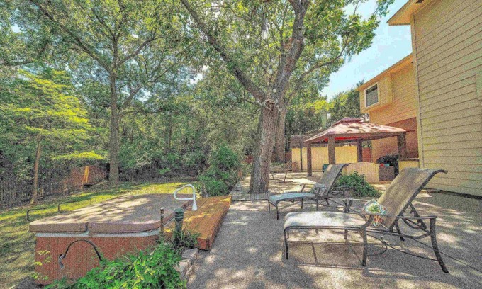 Flower Mound Casa | 3BR Family Oasis: Hot Tub, Office, Scenic Trails, Close to Shops, Dining, and DFW Airport