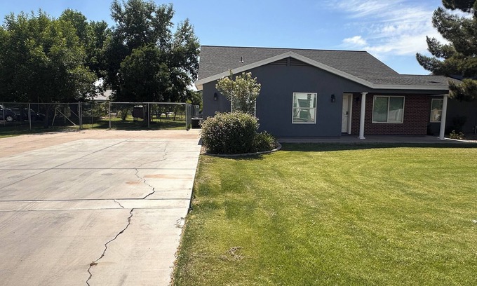 Gilbert Casa | 3BR Farmhouse near Gilbert Temple with access to indoor Racquetball Court