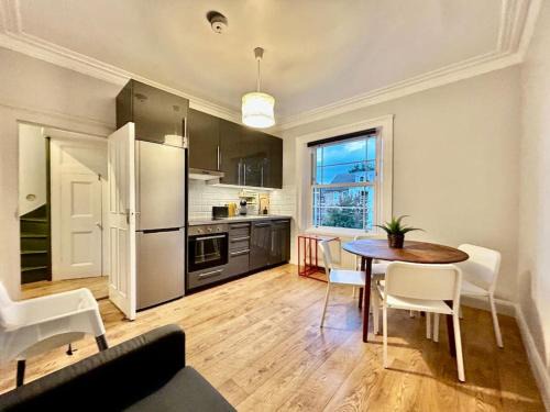 Hanwell Apartamento | 3BR flat, Free parking,Sleeps 6, 4 stope to Central London