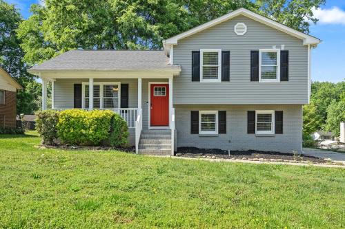 Paw Creek Apartamento | 3BR Gem! Home Theater with Large Yard! 5 miles to Airport and Uptown! Free Parking! Pets Ok!