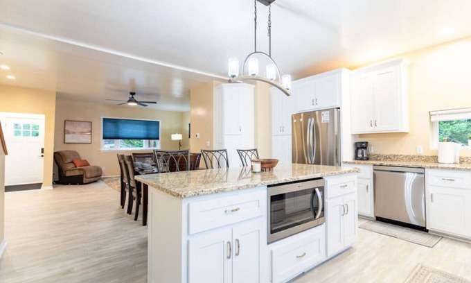 East Allegheny Casa | 3BR GEM Near Hot Spots - Deck