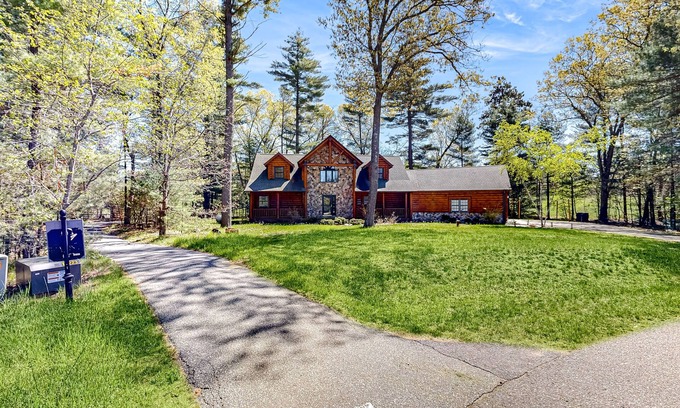 Dellwood Cabina | 3BR Golf Course-Front Cabin with Hot Tub, Game Room and Pool/Lake Access