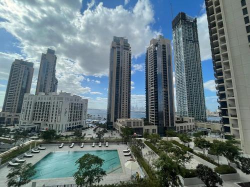 Dubai Apartamento | 3BR Haven with Burj Views by MagnoliasVHR