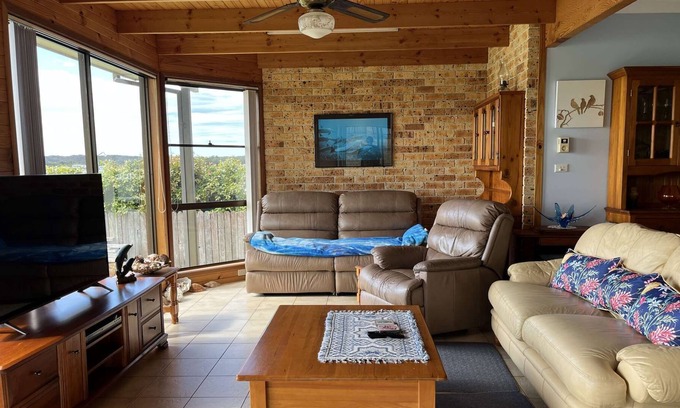 Greenwell Point Casa | 3BR holiday house, right on the river, own jetty