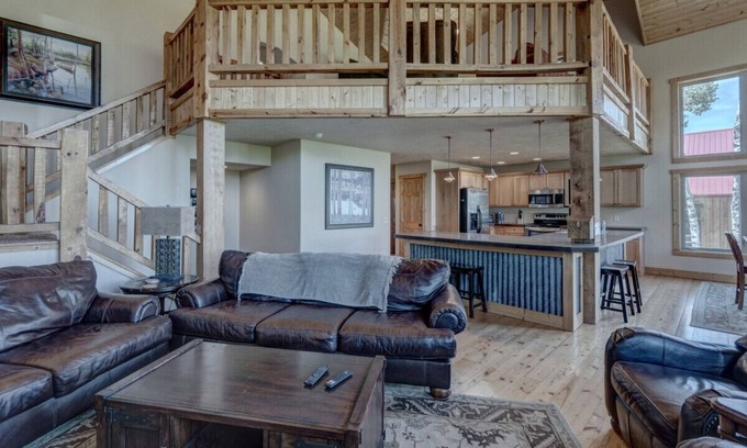 Lead Chalet De Esquí | 3BR Holy Terror Chalet at Terry Peak with Hot Tub!