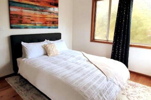Keiraville Casa | 3BR Home 2 min drive to UOW, with garage, AC, Wi-Fi
