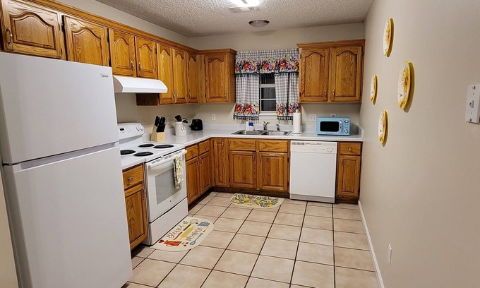 Jonesboro Casa | 3BR Home - Calm Neighborhood & 3 Miles to Hospital