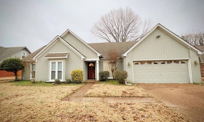 Cordova Casa | 3BR Home Cordova Hot Tub, Lake Access and Backyard