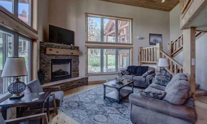 Lead Chalet De Esquí | 3BR Homesteak Chalet at Terry Peak with Hot Tub!
