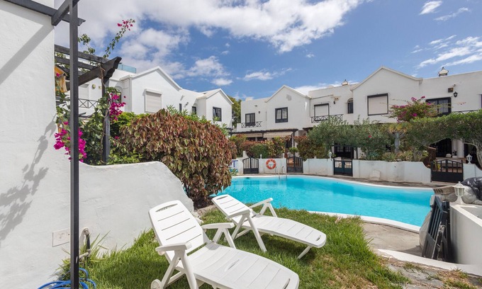 Puerto Rico Chalet De Esquí | 3BR House - Parking - Pool - 15 min walk to Beach