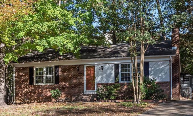 North Raleigh Casa | 3BR Kid Friendly Fenced in Swingset